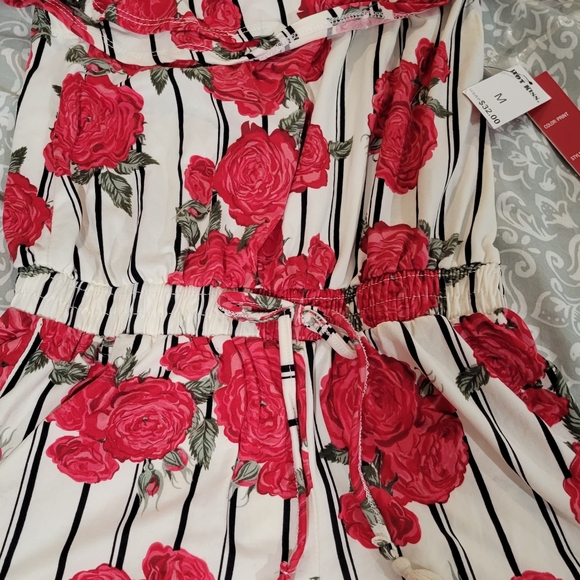 Cute Romper never worn - Picture 2 of 2